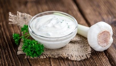 Jak zrobić domowy dip czosnkowy?