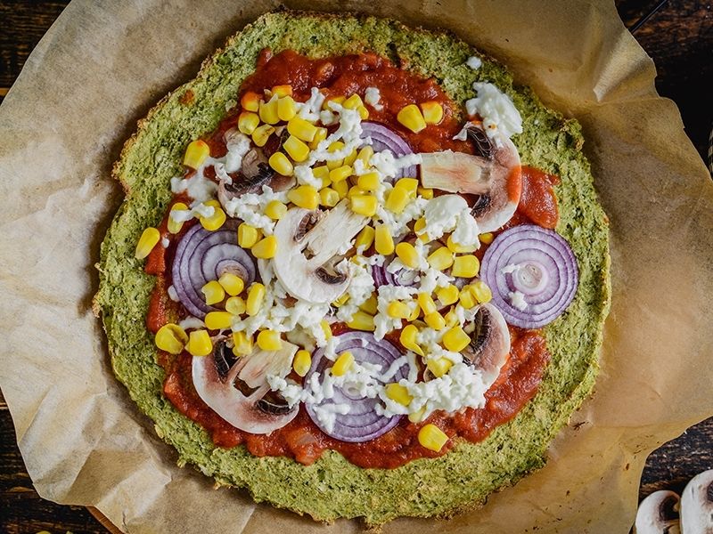 Gotowa pizza na spodzie z brokuła