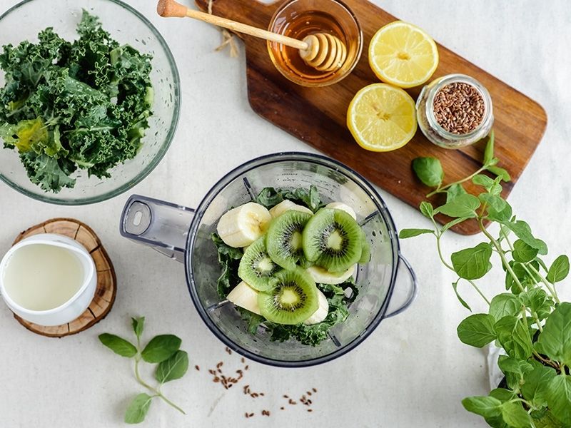Smoothie z jarmużem, bananem i kiwi